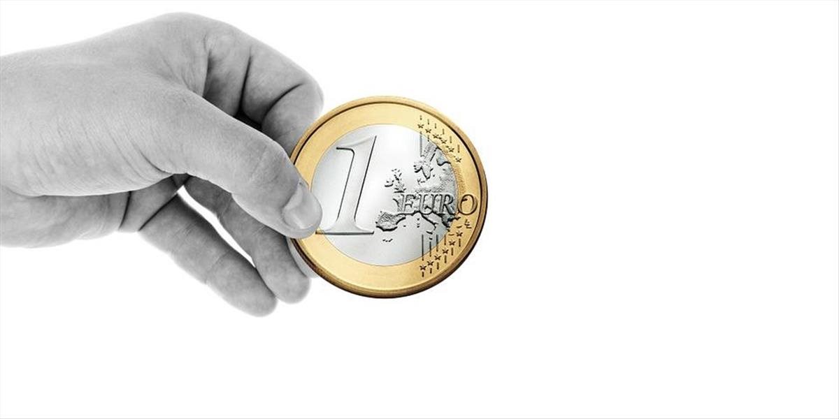 Spoločná európska mena oslabila voči doláru