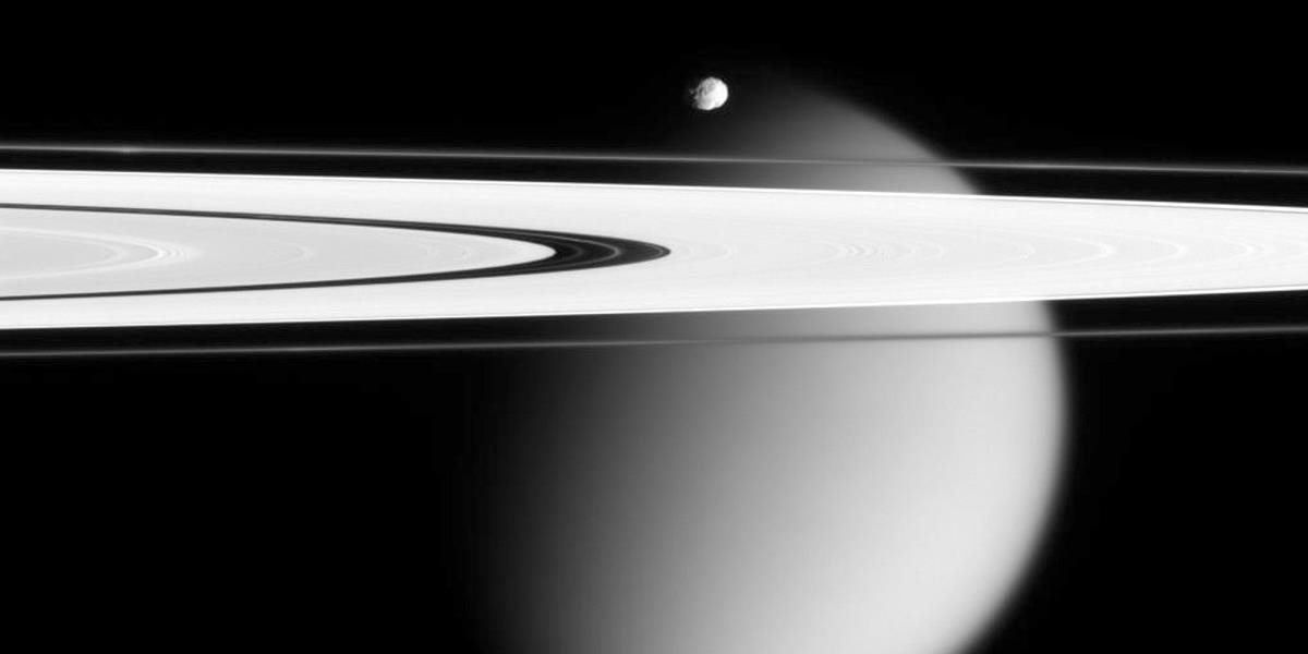 Vesmírna sonda Cassini dnes absolvovala posledný prelet