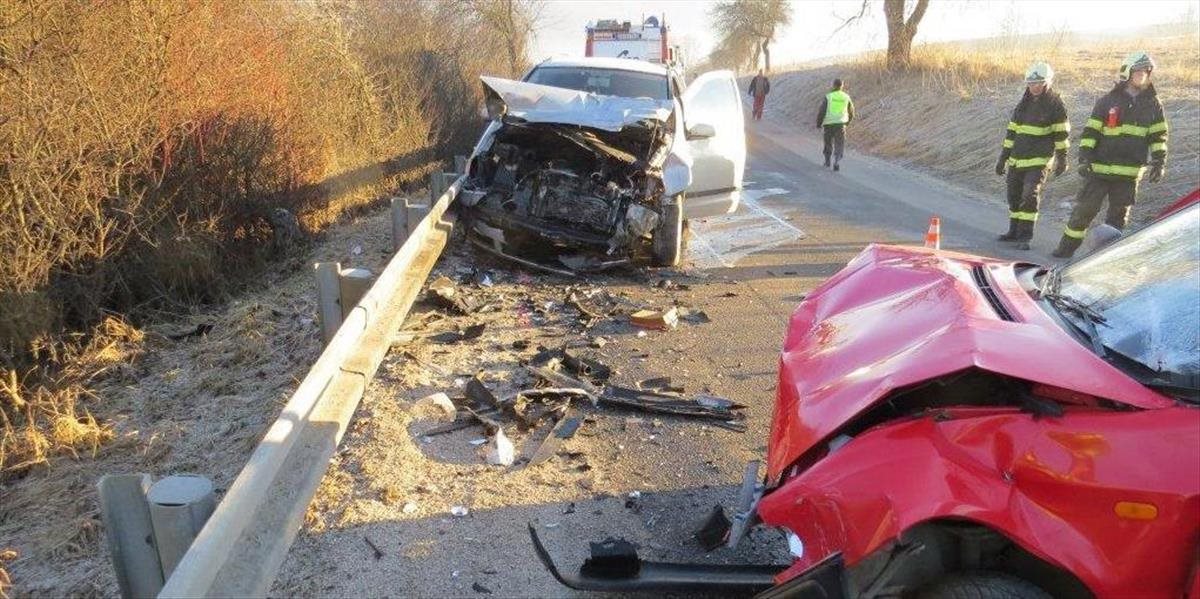 Čelná zrážka dvoch áut si vyžiadala život spolujazdkyne
