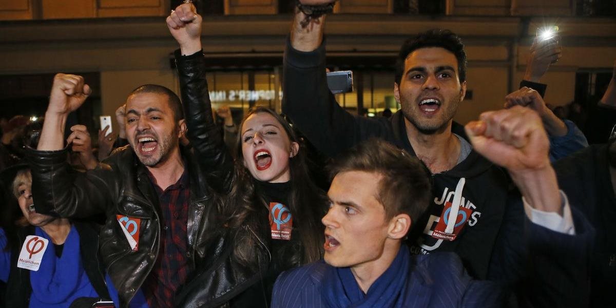 Parížom otriasli protesty, demonštranti vyjadrujú svoju nespokojnosť s výsledkom prvého kola volieb