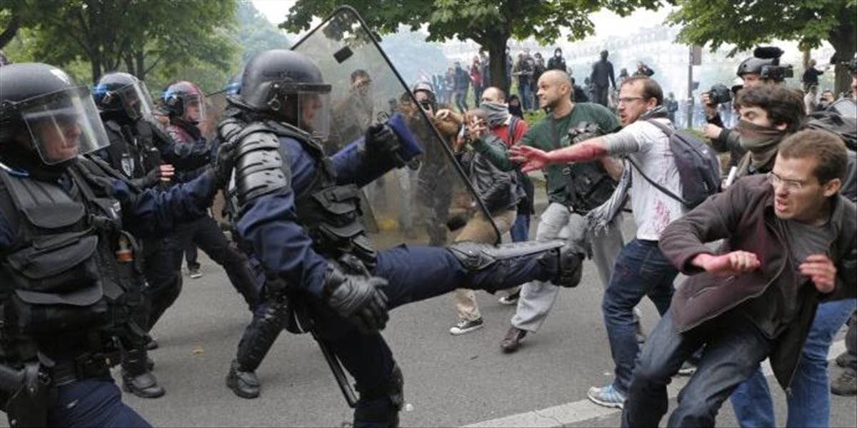 Parížska polícia zatkla stoštyridsať demonštrantov protestujúcich proti výsledku prvého kola volieb