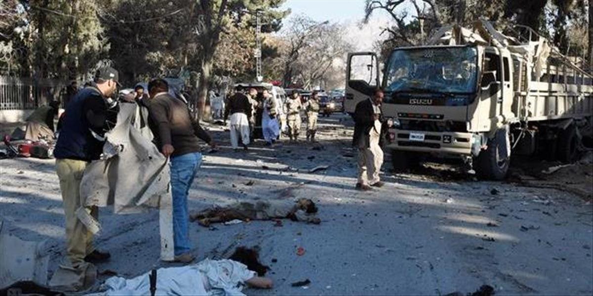 Deväť ľudí zahynulo v Pakistane po výbuchu cestnej nálože, medzi obeťami sú aj deti