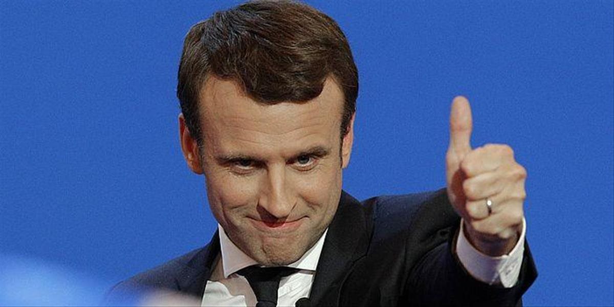 Macron to s oslavami prehnal, správal sa ako absolútny víťaž volieb