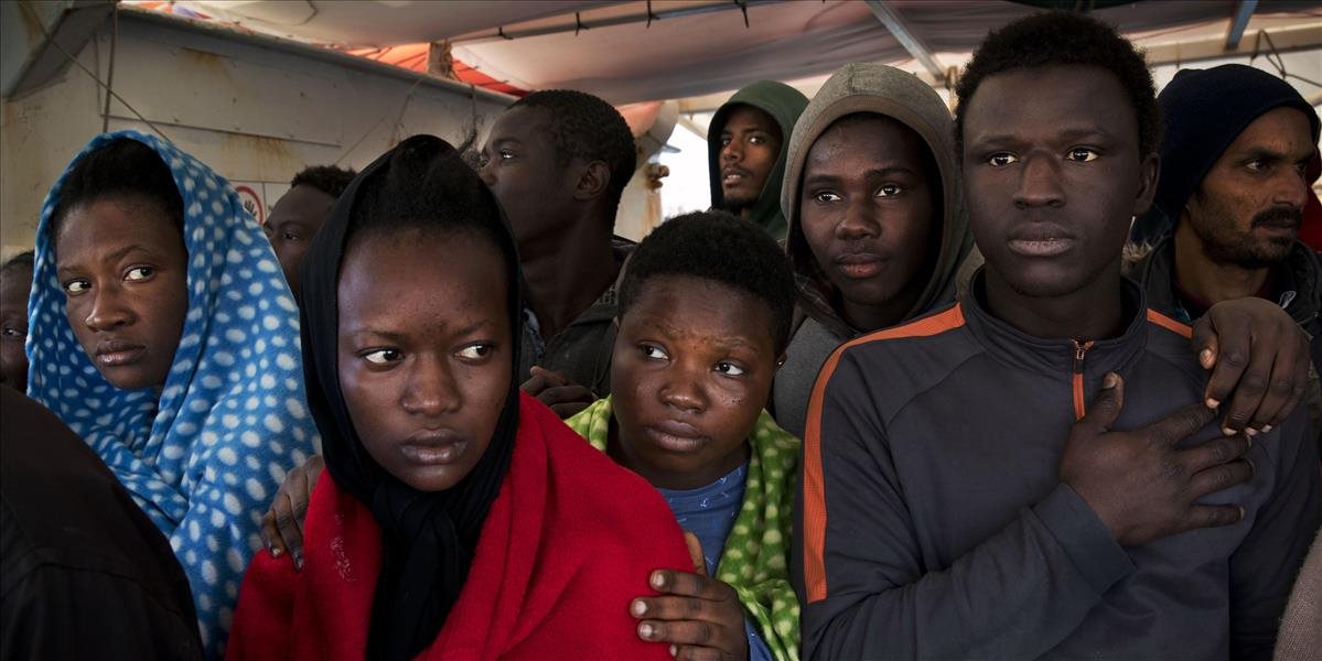 Na brehoch Talianska a Grécka sa hromadia migranti,  registračné strediská nápor nezvládajú