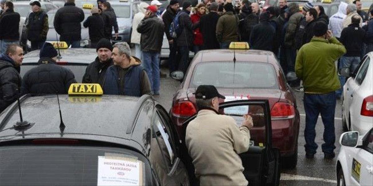 Nespokojní taxikári zahájili protestnú jazdu po Bratislave proti UBERU, vodiči obrňte sa trpezlivosťou!