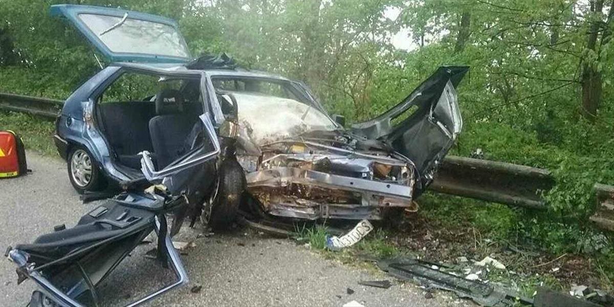 FOTO V okrese Trenčín sa zrazili dve autá, zranenia utrpelo šesť ľudí