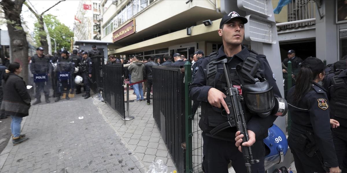 Turecko robí ďalšie masové čistky, odvolali tisíce policajtov