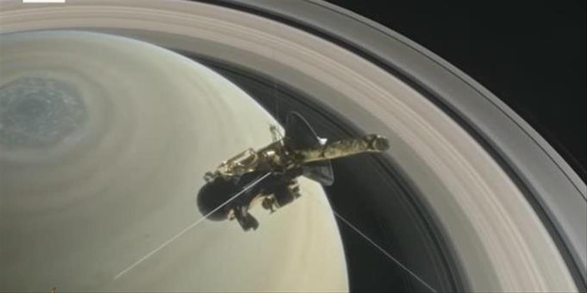 VIDEO Sonda Cassini sa po prelete medzi Saturnom a jeho prstencami spojila so Zemou