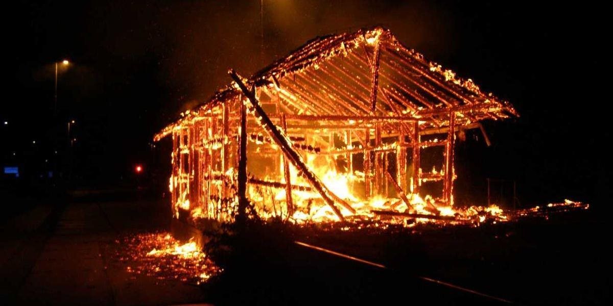 V Skalici zhorela drevená chata, príčinou požiaru bolo fajčenie