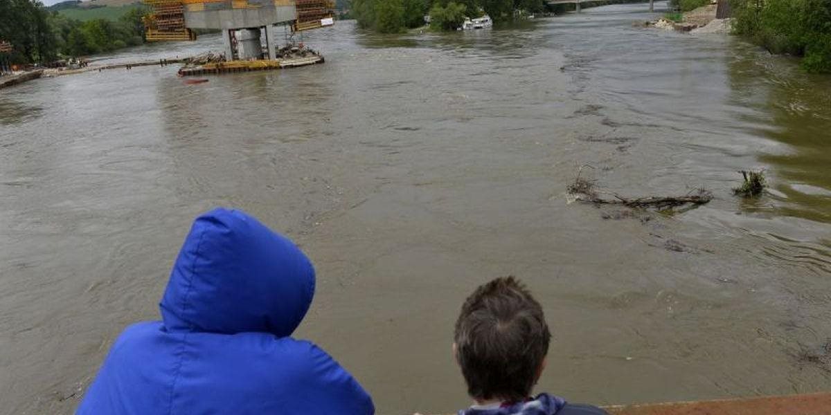 Hladiny slovenských riek stúpajú, SHMÚ varuje pred povodňami