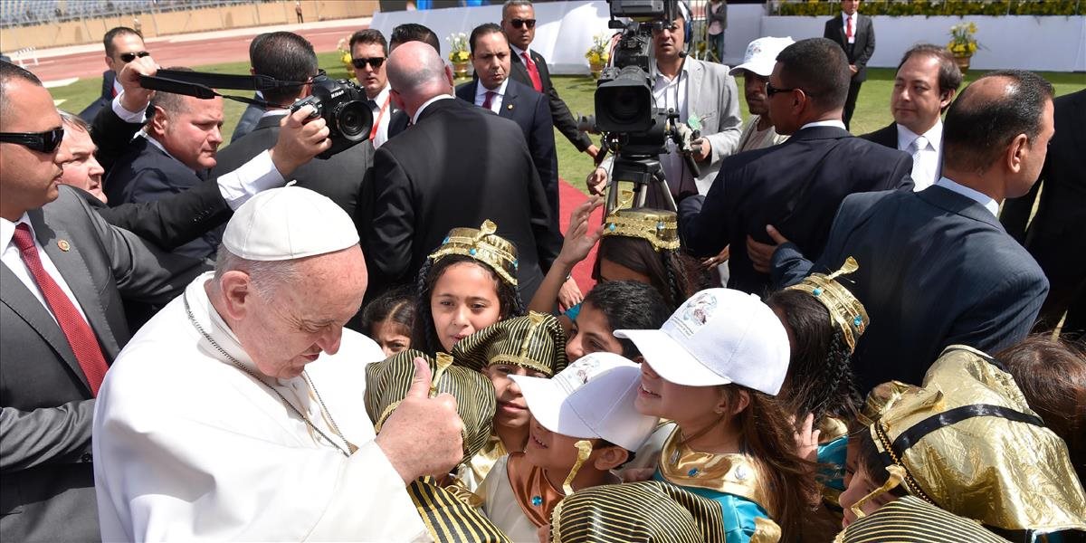 Pápež za zvýšenej bezpečnosti odslúžil omšu na káhirskom štadióne