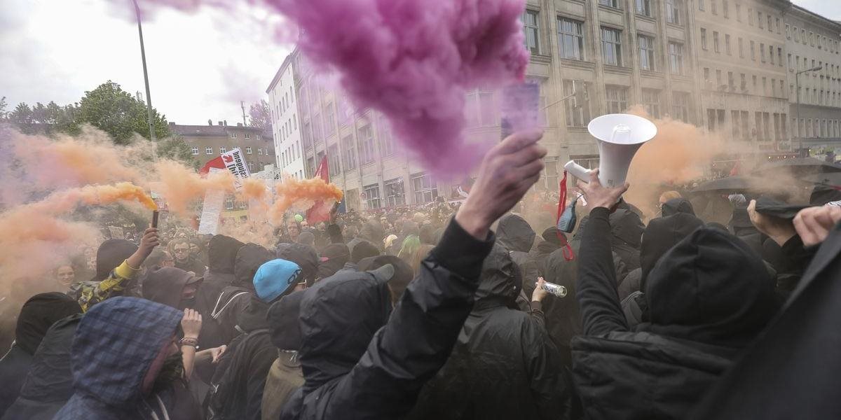 FOTO Prvomájové pochody v Nemecku sa ani tento rok nezaobišli bez násilných potýčok