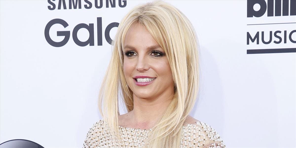 VIDEO Britney Spears má opäť telo ako za mlada, v bazéne vyvádzala so sexi priateľom