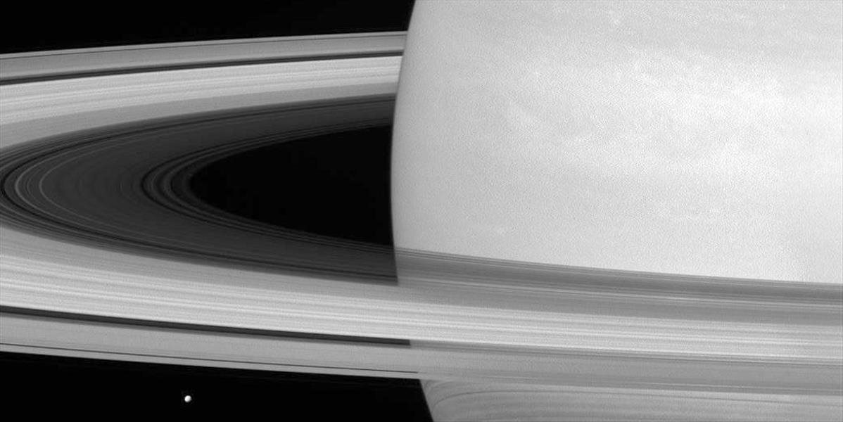 Do sondy Cassini narazilo počas preletu medzi Saturnom a jeho prstencami niekoľko častí