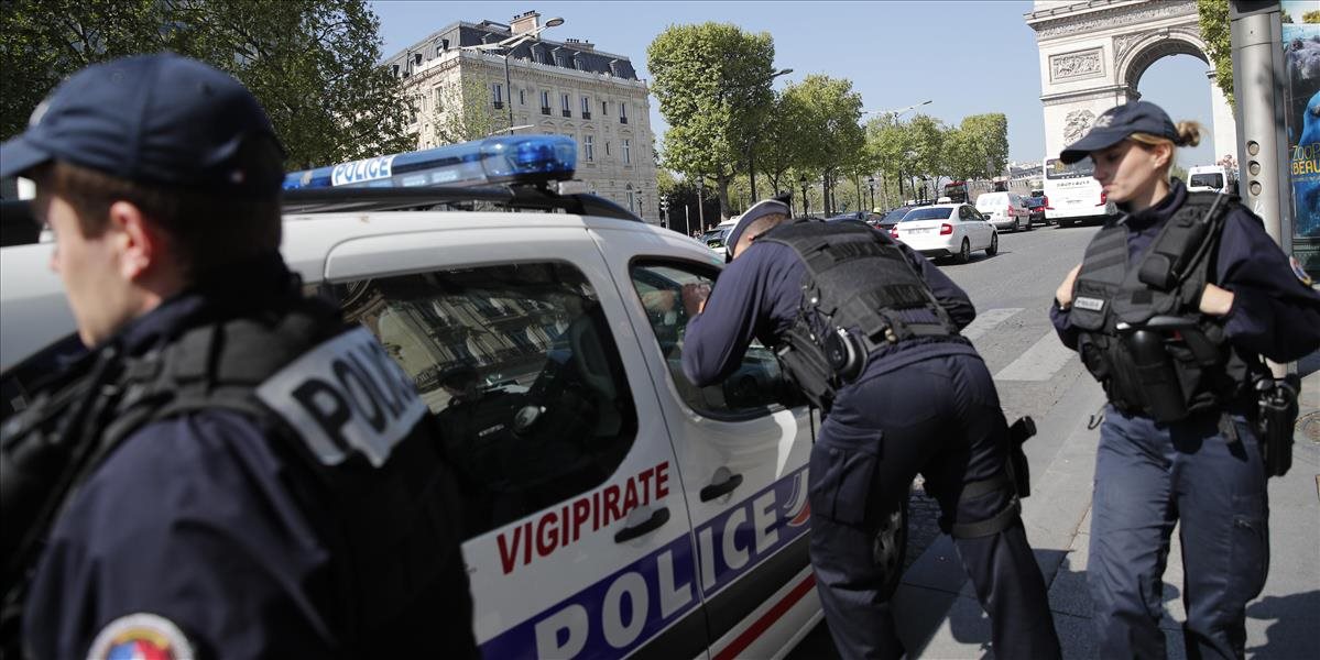 Francúzi pri protiteroristických raziách zadržali päť mužov a zbrane