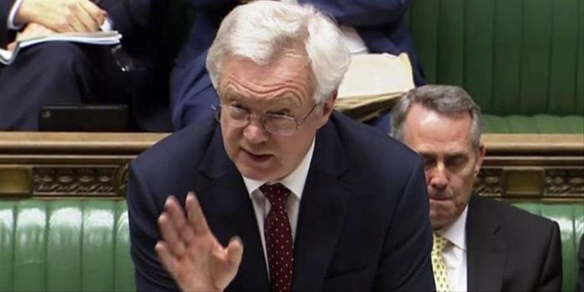 Davis odmieta, že záväzky Británie voči EÚ v čase brexitu budú 100 miliárd eur