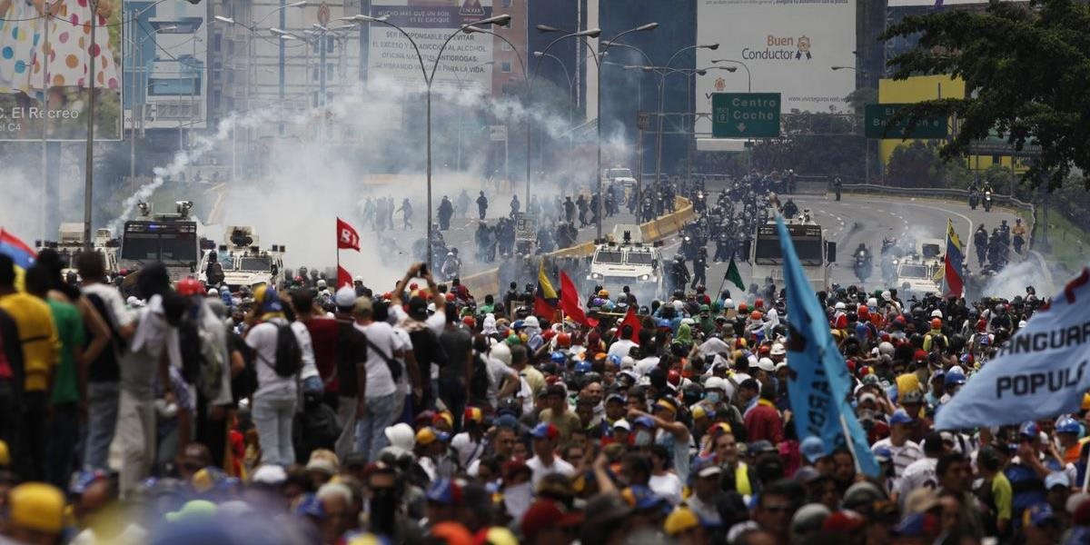 Masové demonštrácie vo Venezuele  pokračujú aj tento týždeň. Počet obetí protestov narastá