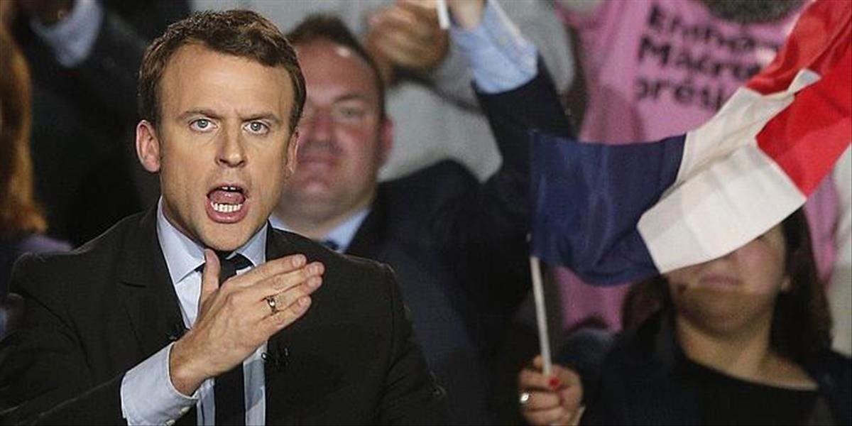 Macron podal žalobu pre šírenie informácii, že má účet v daňovom raji