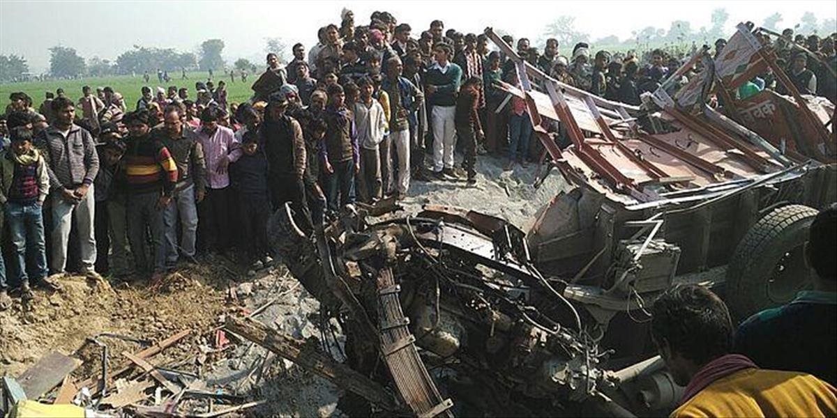 Tragédia: Pri nehode nákladného auta v indickéj Uttarpradéši zahynulo najmenej 14 ľudí