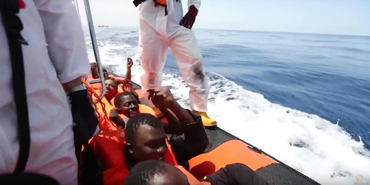 VIDEO V Stredozemnom mori ratovali 3-tisíc migrantov na gumených člnoch. Siedmi neprežili