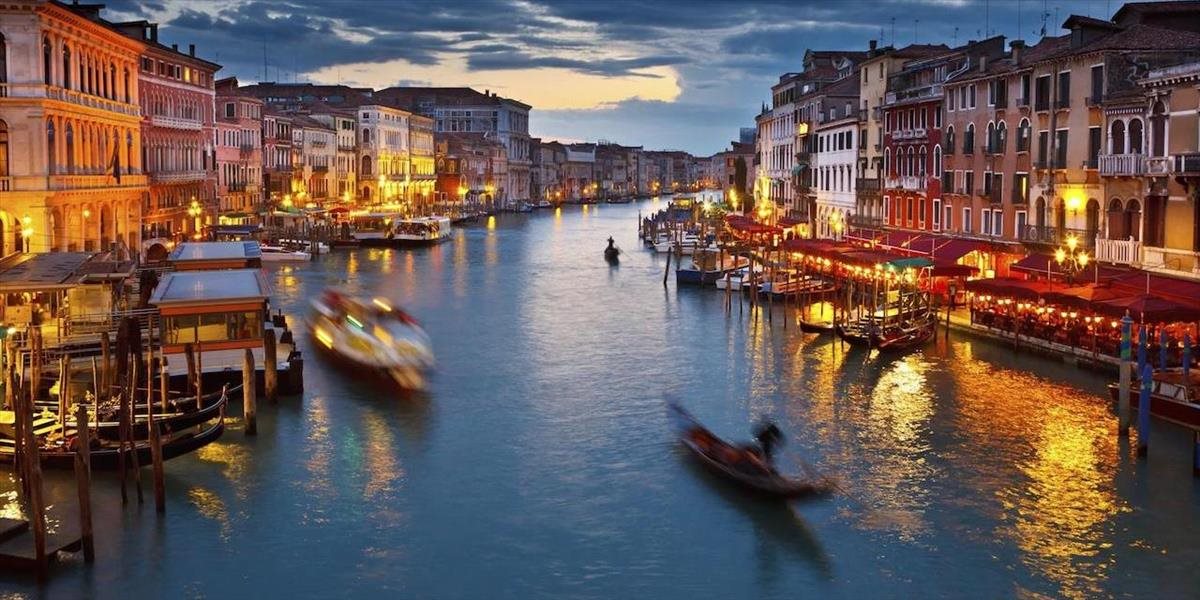 Benátky zakázali otváranie nových fast foodov a obchodov s erotickými pomôckami