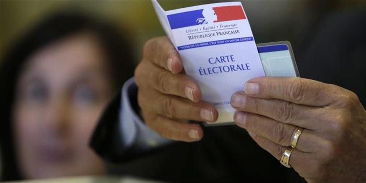 Aktualizované: Francúzi si dnes volia novú hlavu štátu, novinárov evakuovali pre bombovú hrozbu