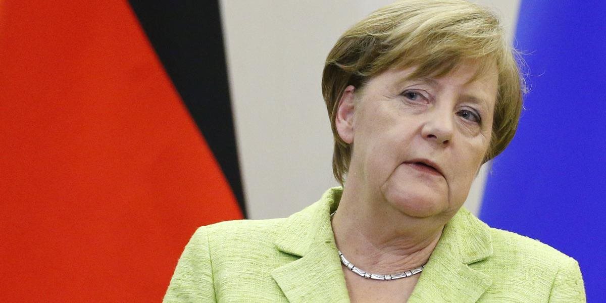 Merkelová víta víťazstvo Macrona a ocenila aj jeho predchodcu