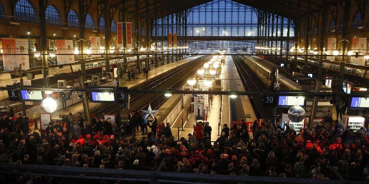 Polícia evakuovala parížsku železničnú stanicu a vykonala rozsiahlu policajnú akciu zatiaľ z neznámych dôvodov
