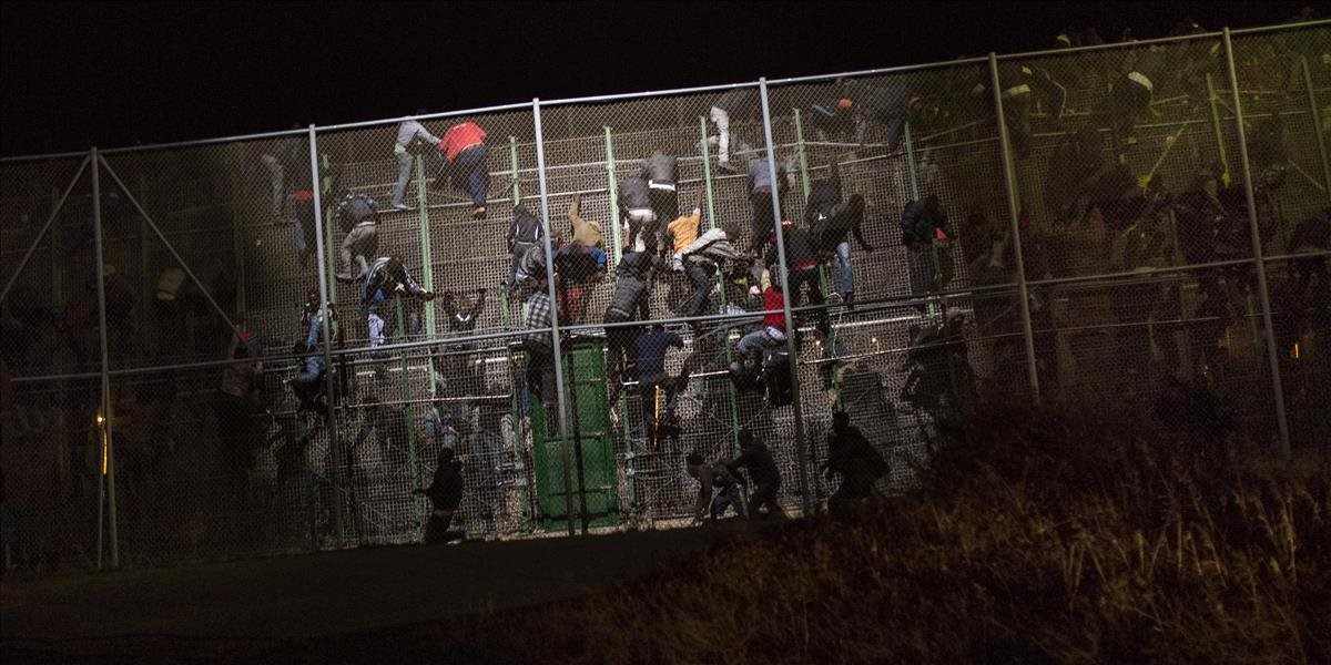 Stovky migrantov pri Melille zaútočili na políciu a pokúsili sa preliezť hraničný plot