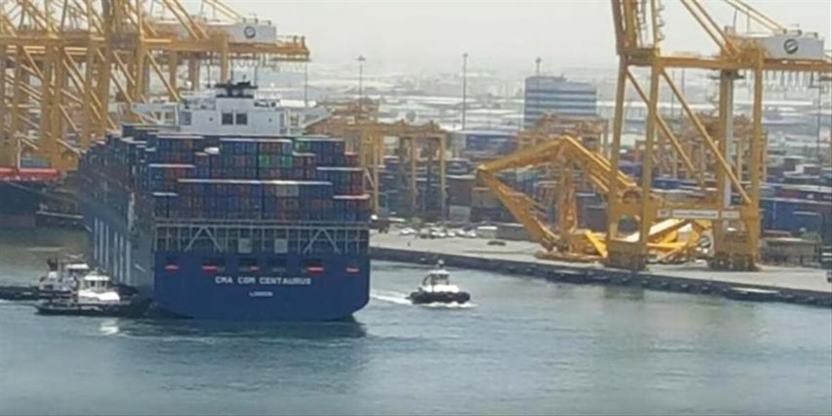 Pohroma v Dubaji: Do prístavnej hrádze narazila loď a následne sa zrútil žeriav