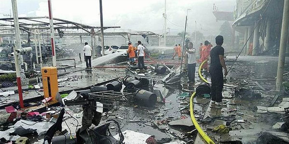Dva výbuchy otriasli Thajskom, pred obchodným centrom sa zranilo vyše 40 ľudí
