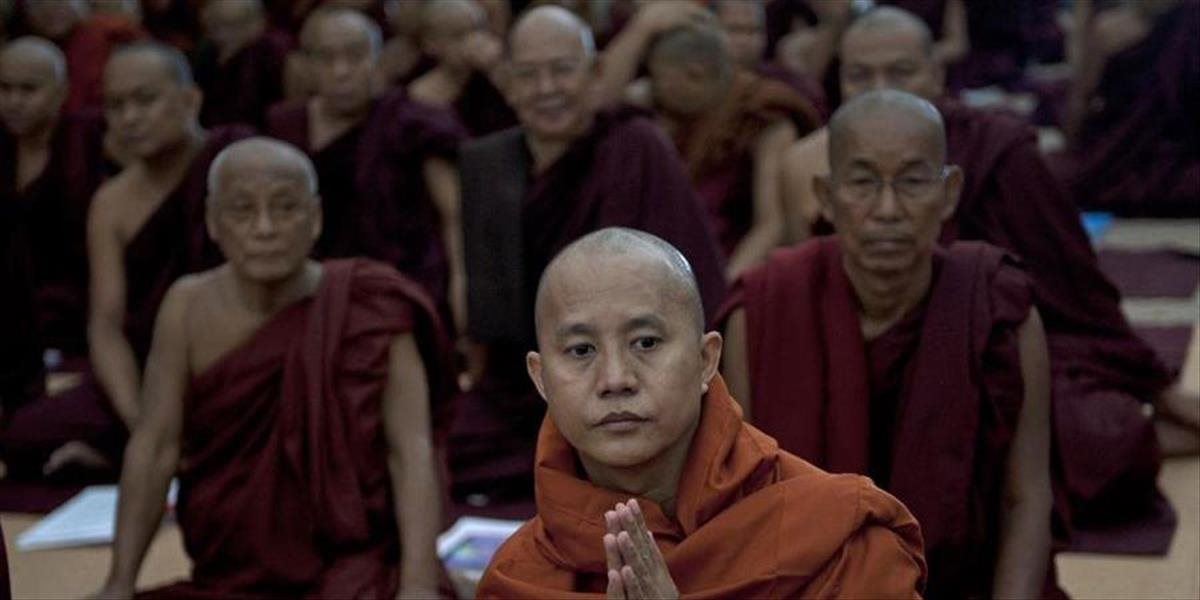 Mjanmarská polícia varovnou streľbou rozohnala budhistických radikálov