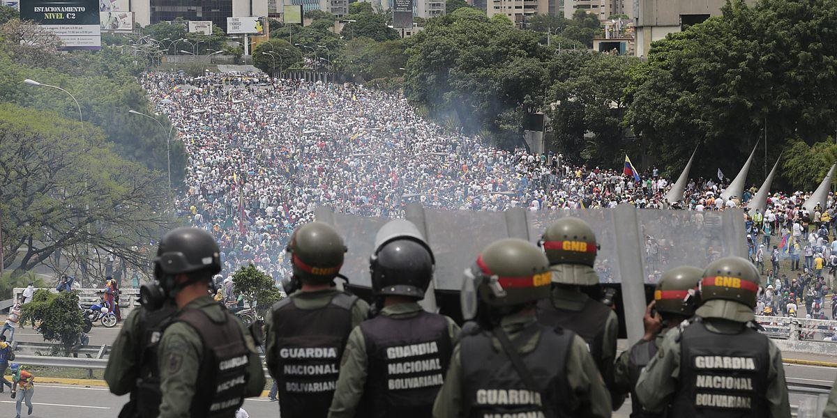 Vo venezuelskej armáde údajne dochádza k rozkolu, časť zo zadržaných obvinili z vlastizrady