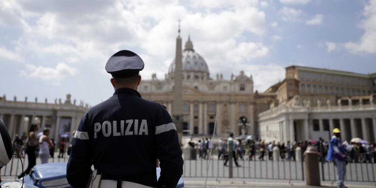 Rímom otriasli silné výbuchy, polícia pripustila, že mohlo ísť o listovú bombu