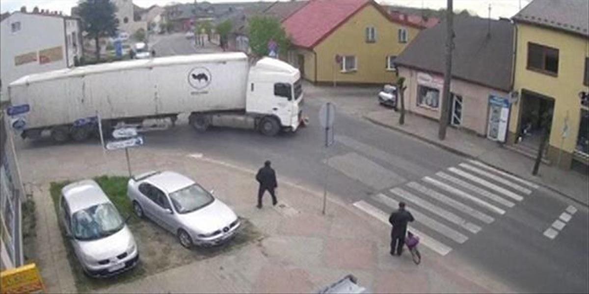 Poliaci pátrajú po záhadnej žene, ktorú zrazil kamión, vstala a išla ďalej