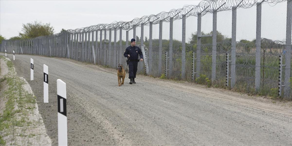 Maďari do ochranného plota proti migrantom údajne zaviedli elektrinu