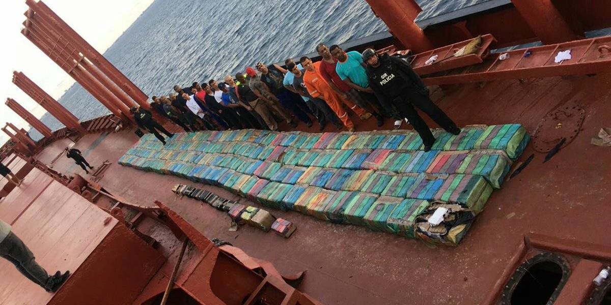 VIDEO Mega úlovok: Ekvádorská polícia zhabala na mori obrovské množstvo kokaínu