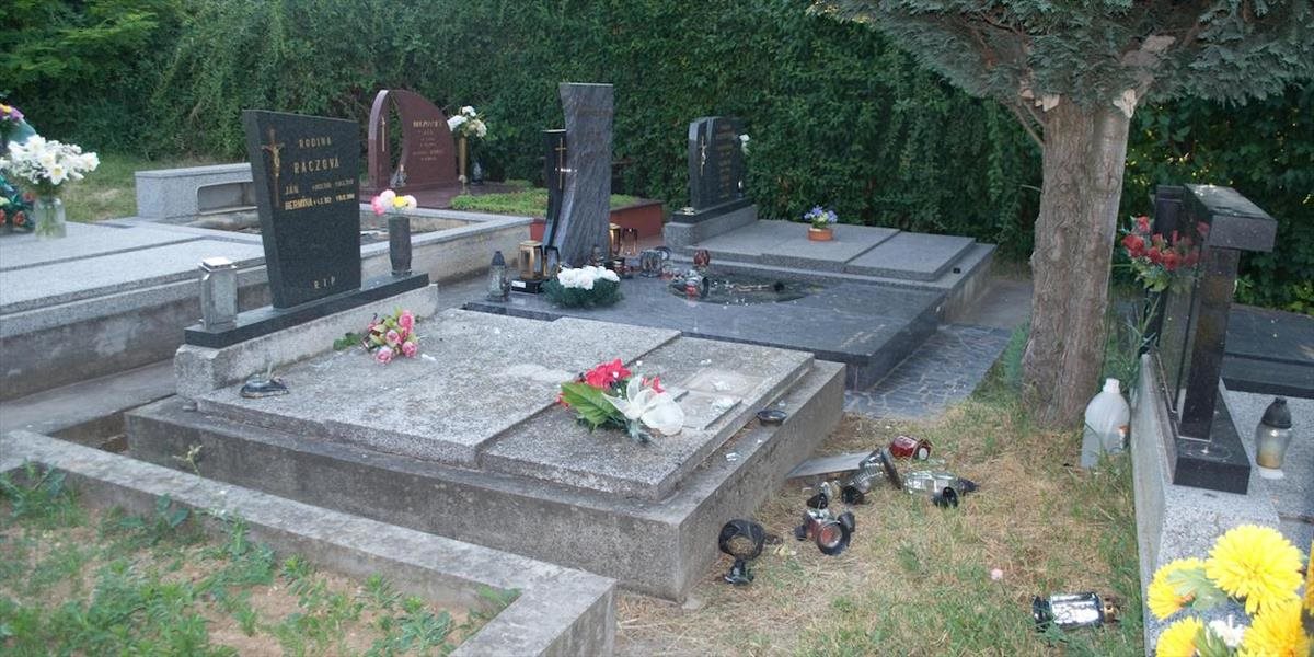 Vandali poničili 70 náhrobných kameňov na cintoríne v Ríme