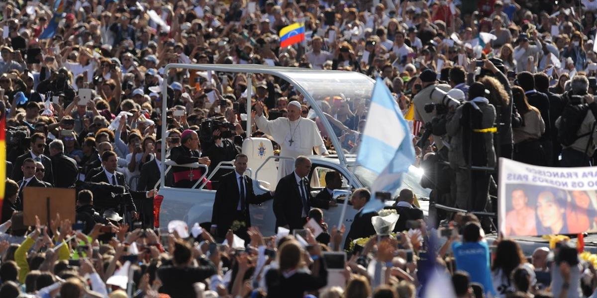 Pápeža Františka vítali vo Fatime tisícky veriacich