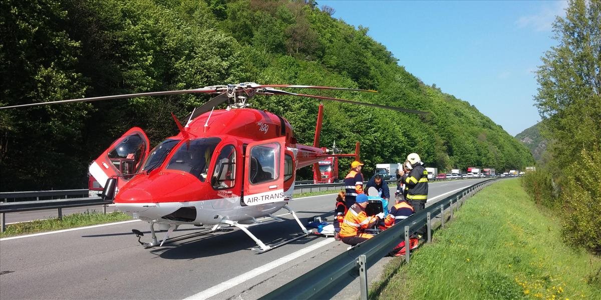 Leteckí záchranári museli zasahovať: Ratovali vodiča, ktorý narazil autom do stromu!