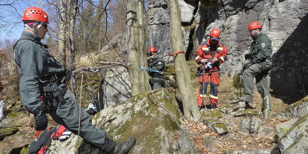 V  Slovenskom raji sa pošmykla 71-ročná turistka, pomáhať jej museli horskí záchranári
