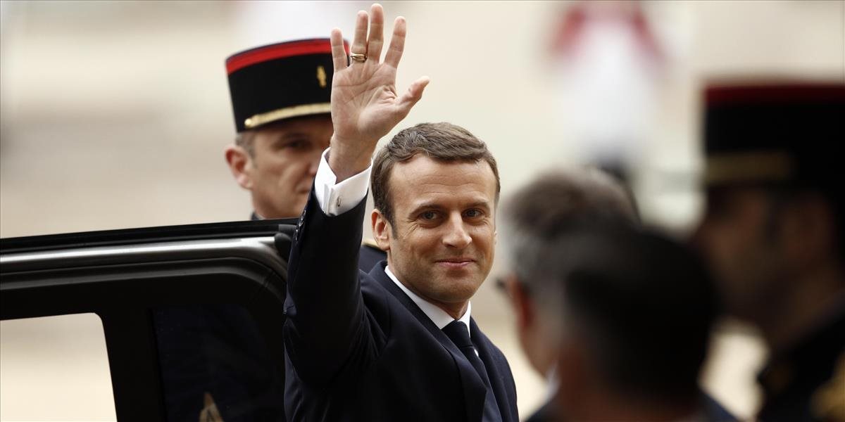 Emmanuel Macron sa oficiálne ujal úradu prezidenta