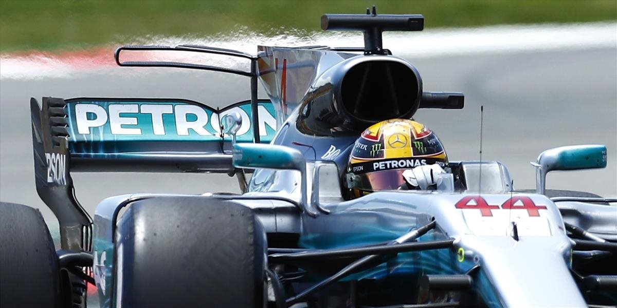 F1: Hamilton zdolal Vettela a v poradí šampionátu sa mu priblížil na šesť bodov
