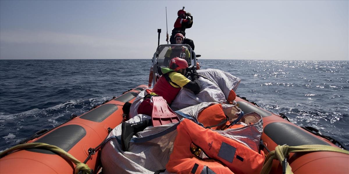 Talianska pobrežná stráž zachránila v sobotu 484 migrantov: Siedmi sa utopili