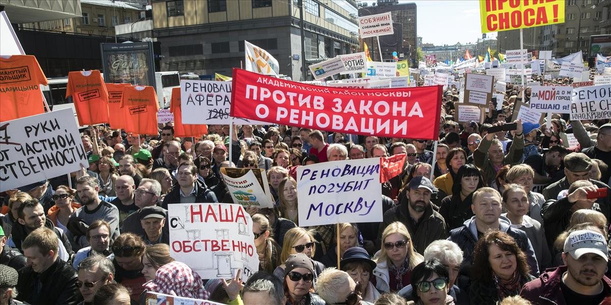 Tisíce ľudí protestovali v Moskve proti demolácii sovietskych panelákov