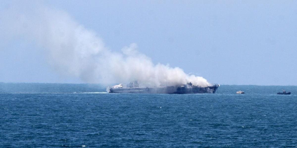 Egyptské námorné sily zachránili desiatky turistov z horiacej lode