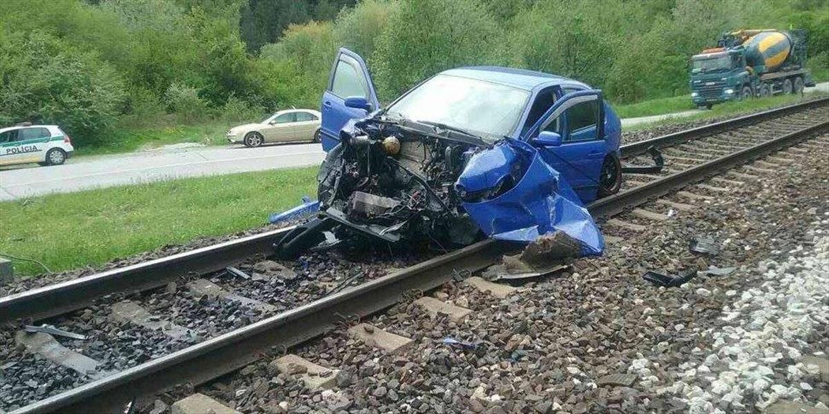 FOTO Aktualizované: Osobné auto pri Ružomberku zrazil vlak, železničná doprava je prerušená