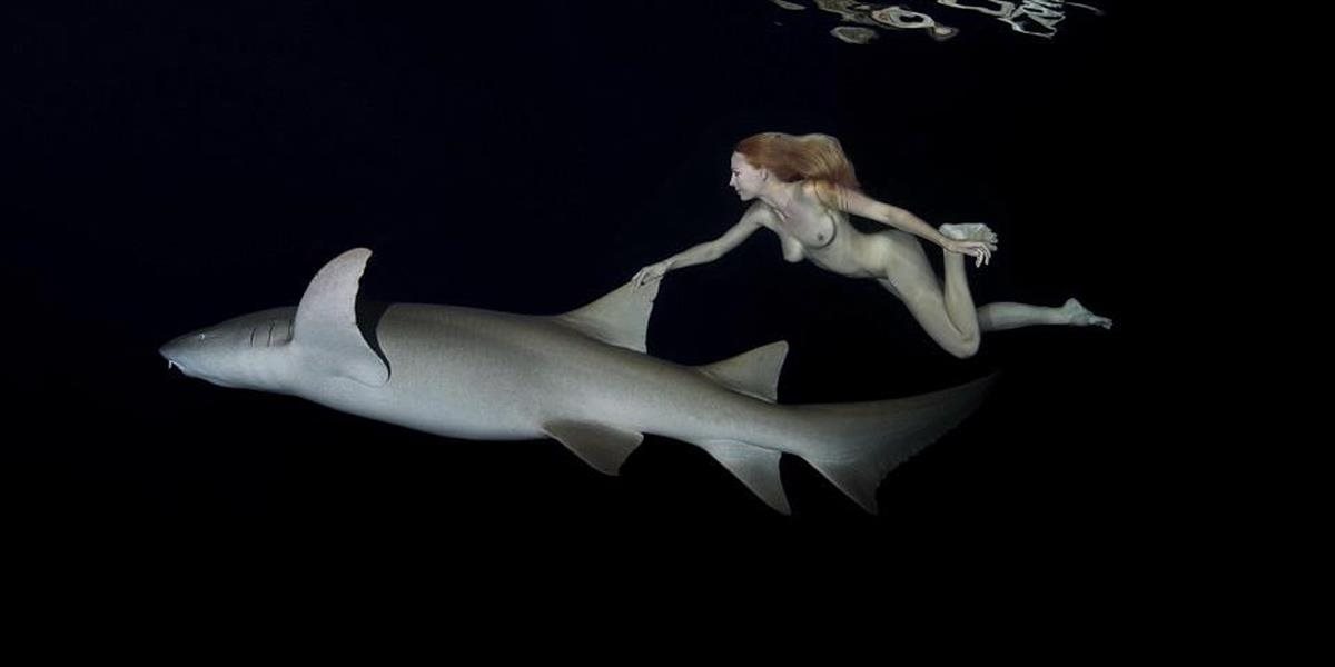 Šokujúce FOTO Modelka sa ako morská panna nechala fotiť pod vodou so žralokmi!