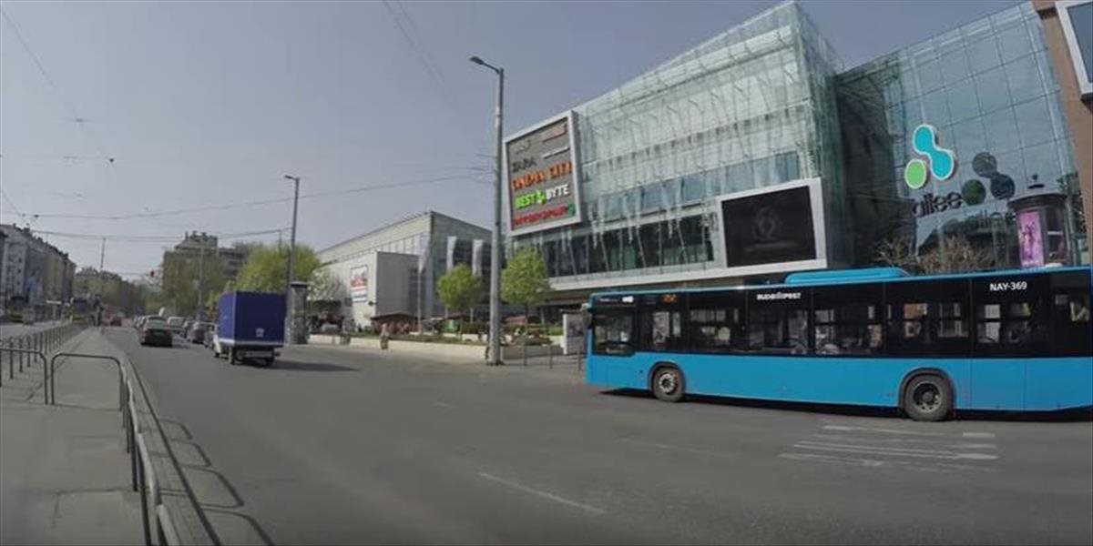 Nešťastie v Budapešti: Do ľudí na zastávke autobusu vrazilo auto, vyhasol mladý život
