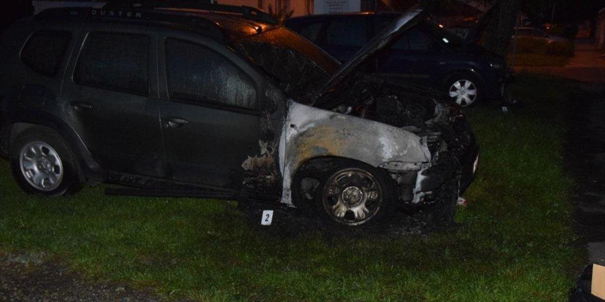 Polícia vyšetruje nočný požiar dvoch vozidiel v Malackách